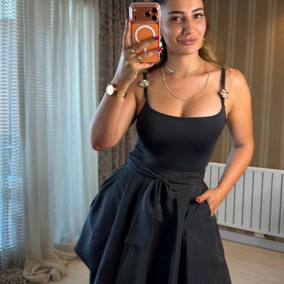 Siyah Tokalı Askılı Bodysuit