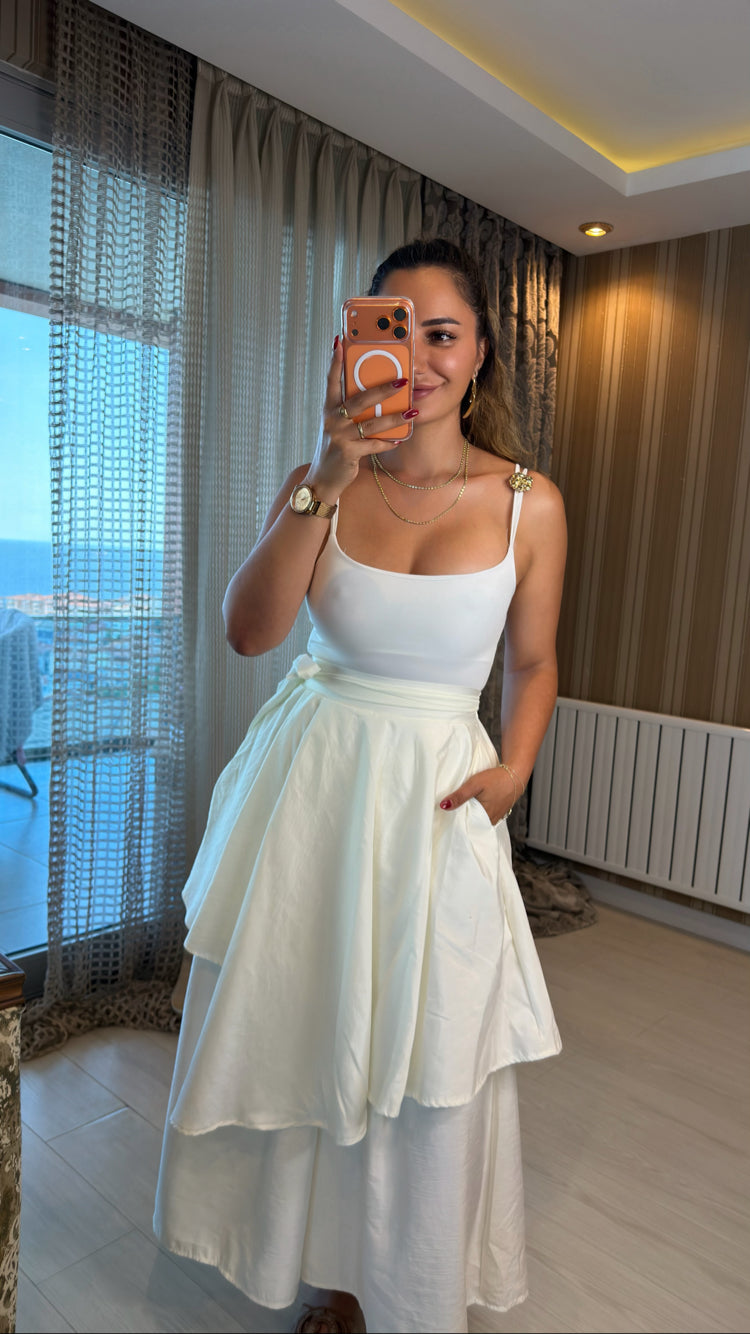 Beyaz Tokalı Askılı bodysuit
