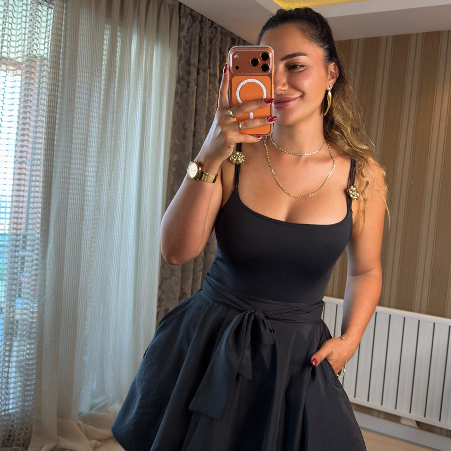Siyah Tokalı Askılı Bodysuit